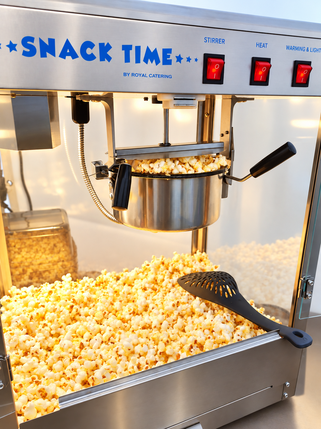 Illustrative Nahaufnahme einer Popcornmaschine mit frischem Popcorn