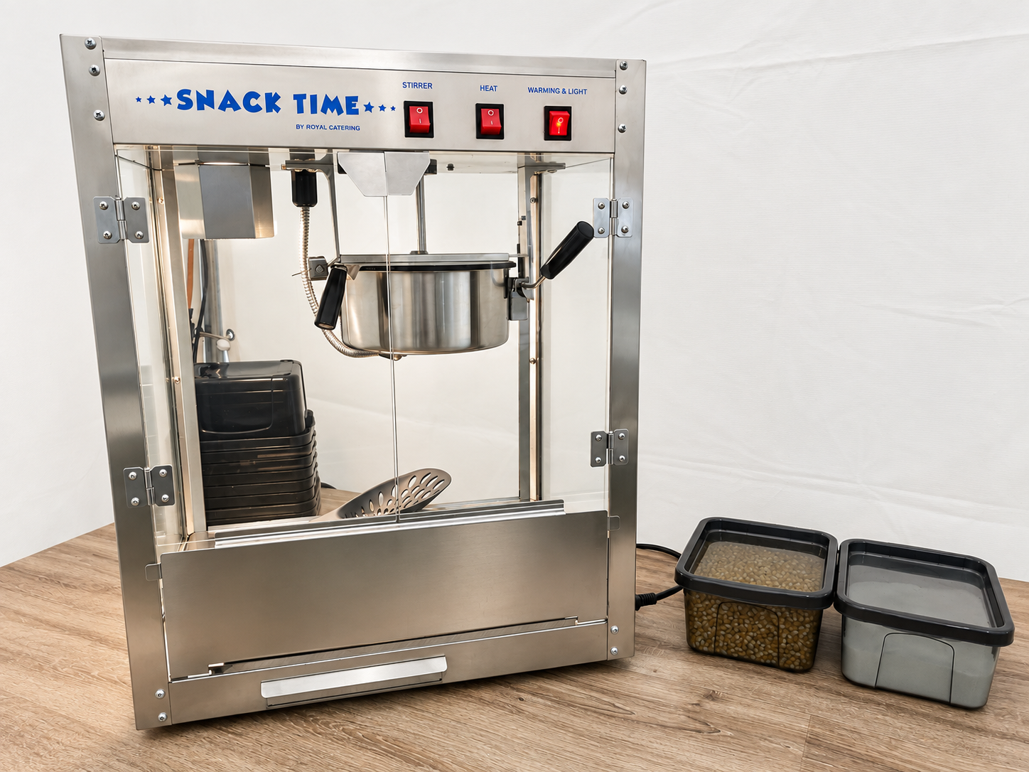 Illustrative Popcornmaschine mit Behältern auf einem Tisch