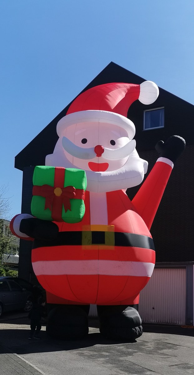 Aufblasbarer Santa Claus von Knall-Effekt, etwa 8 Meter hoch