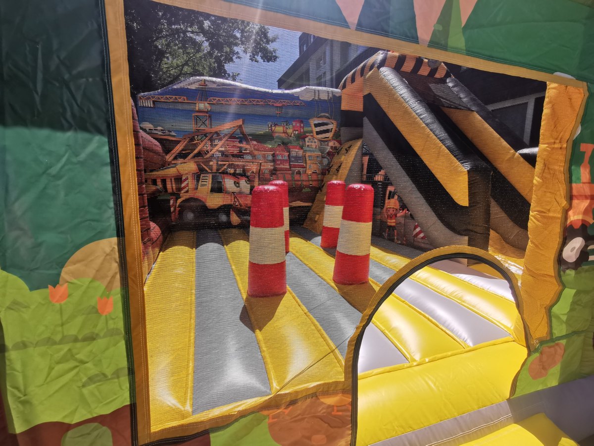 Baustellen-Hüpfburg – Spielhindernisse im Innenbereich