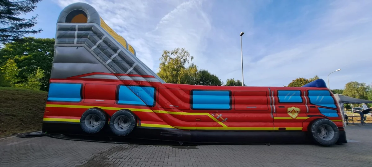 Große Feuerwehr-Rutsche von Knall-Effekt