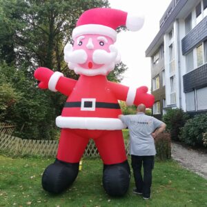 Aufblasbarer Santa Claus von Knall-Effekt, 4 Meter hoch, mit Person als Größenvergleich